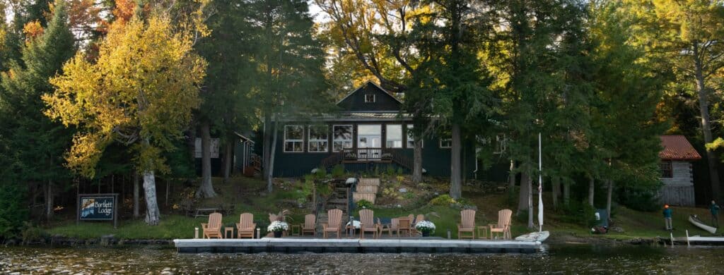 The lakefront restaurant and hotel Bartlett Lodge